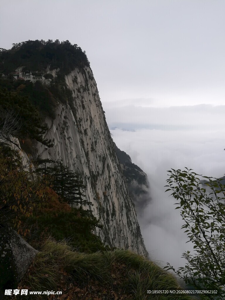 云雾缭绕的险峻山峰