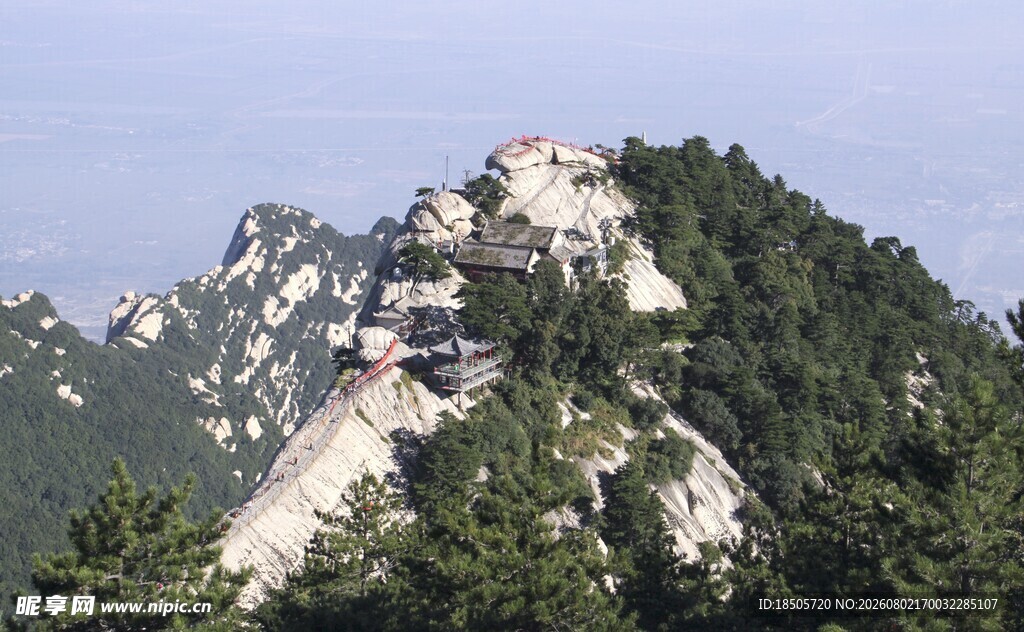 巍峨山峰上的建筑景观