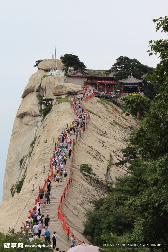 华山陡峭山路上的游客队伍