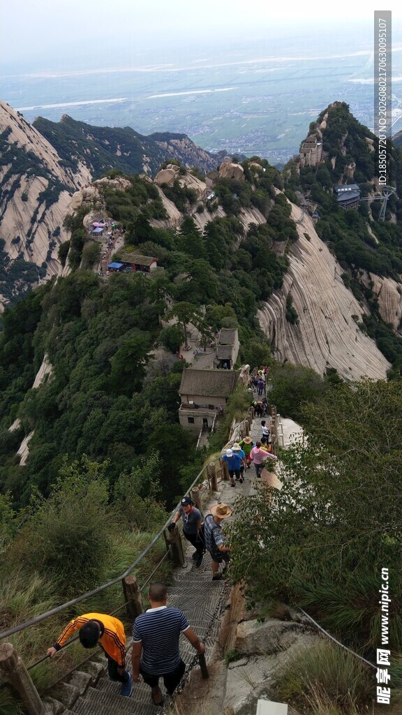 登山者攀登陡峭山峰