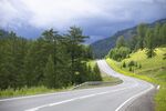 蜿蜒公路穿行于山林之间