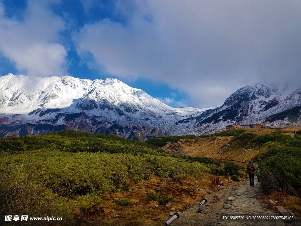 雪山下的徒步小径