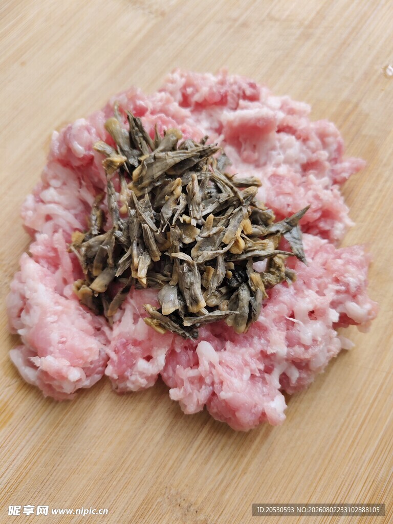 肉馅搭配干巴菌食材特写