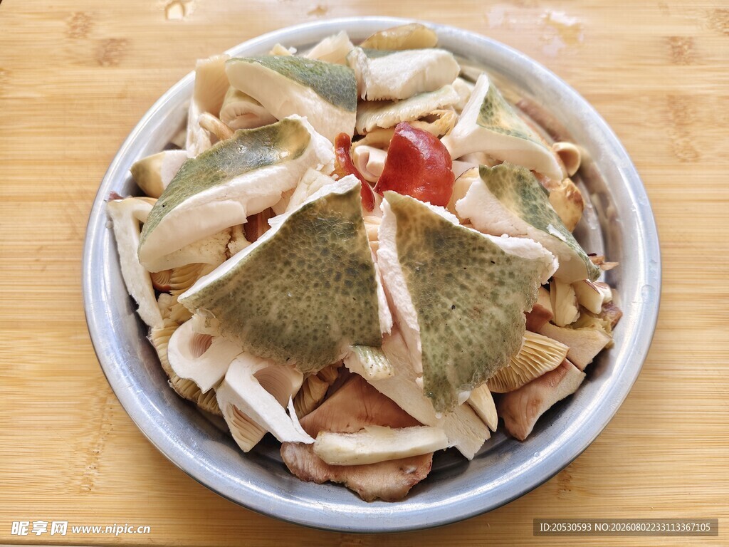 盘子里的青头菌