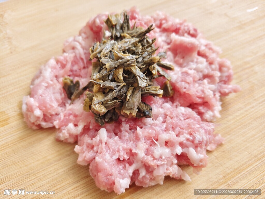 干巴菌与肉馅置于木案板上