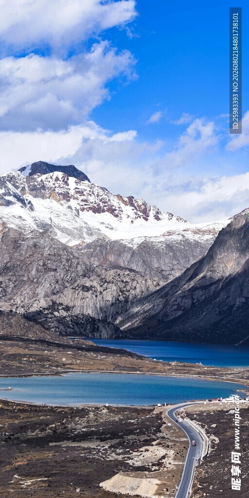 雪山湖泊