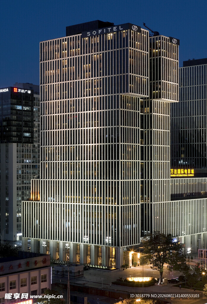 城市夜幕下的现代高楼大厦