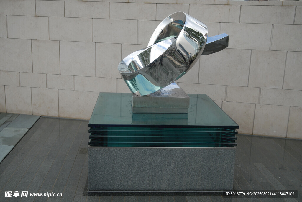 现代金属雕塑艺术品展示