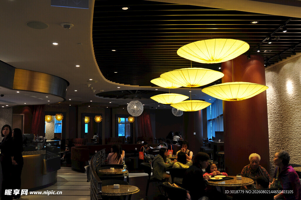 温馨餐厅内顾客用餐场景