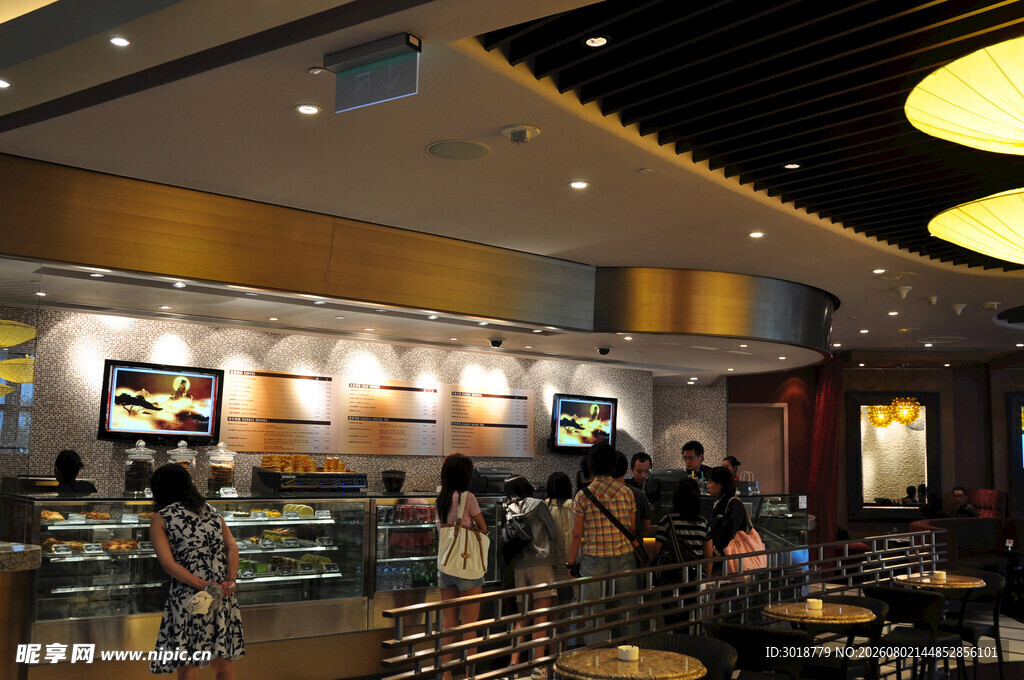 热闹的餐厅用餐场景