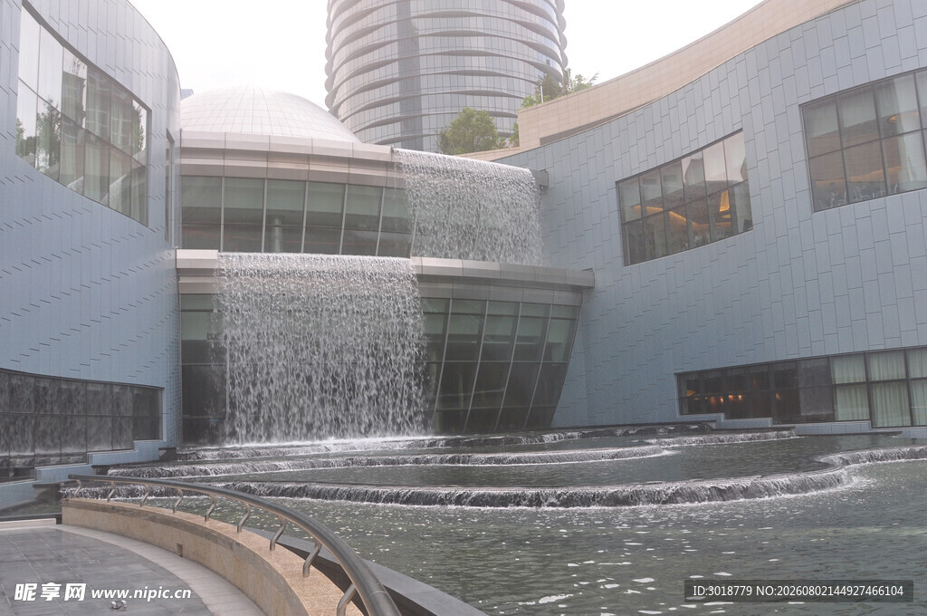 现代建筑中的壮观水景