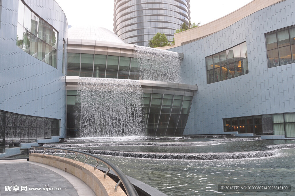 现代建筑中的壮观水景
