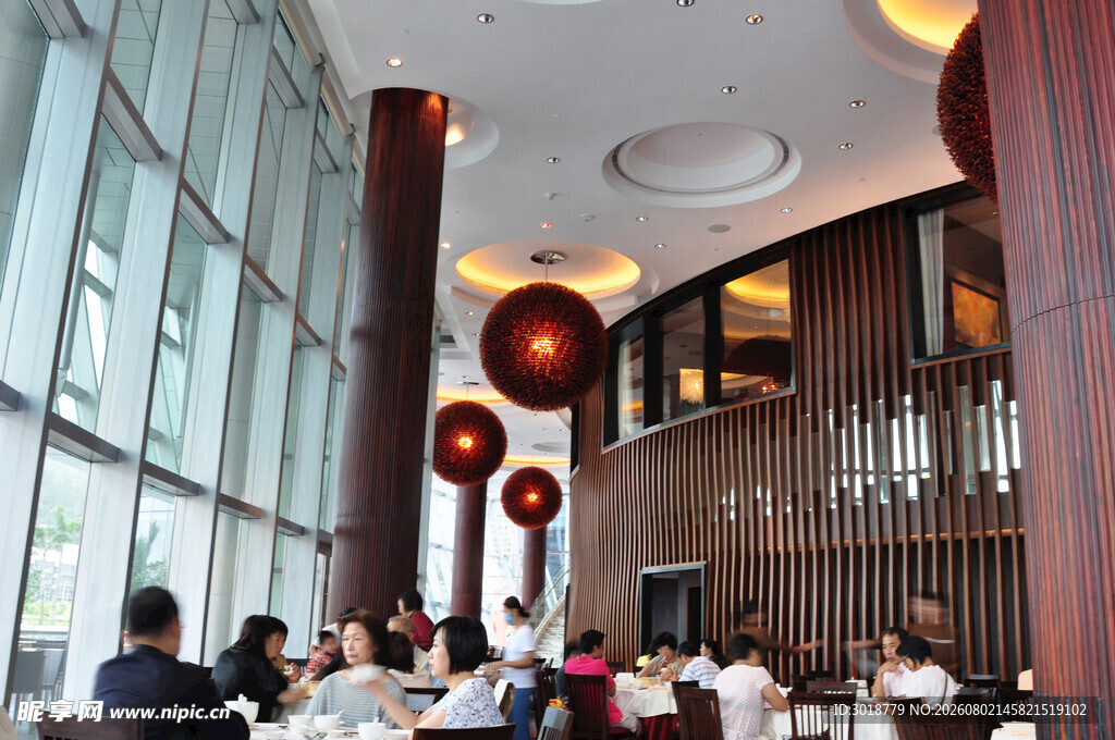 热闹餐厅内食客用餐场景