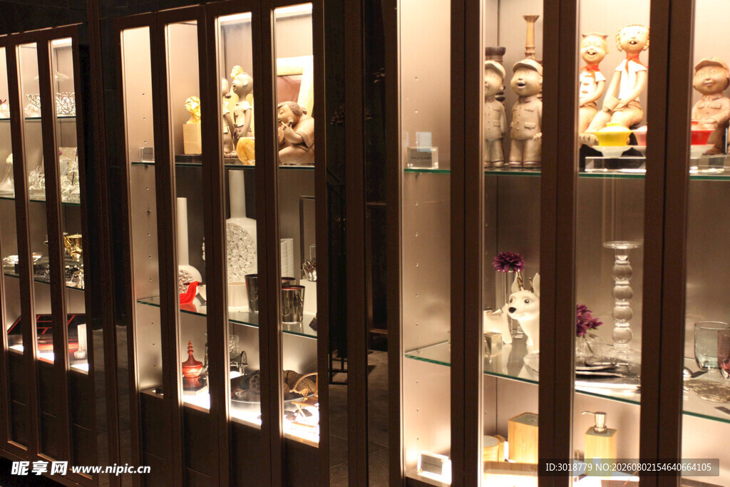 精致陈列柜中的多样物品