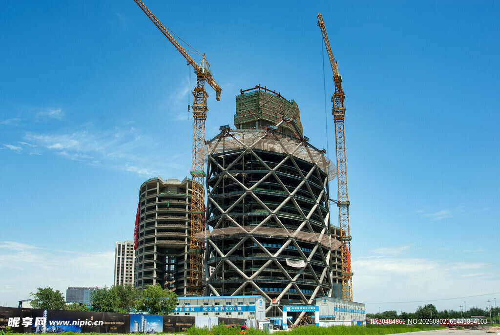 现代地标建筑施工场景