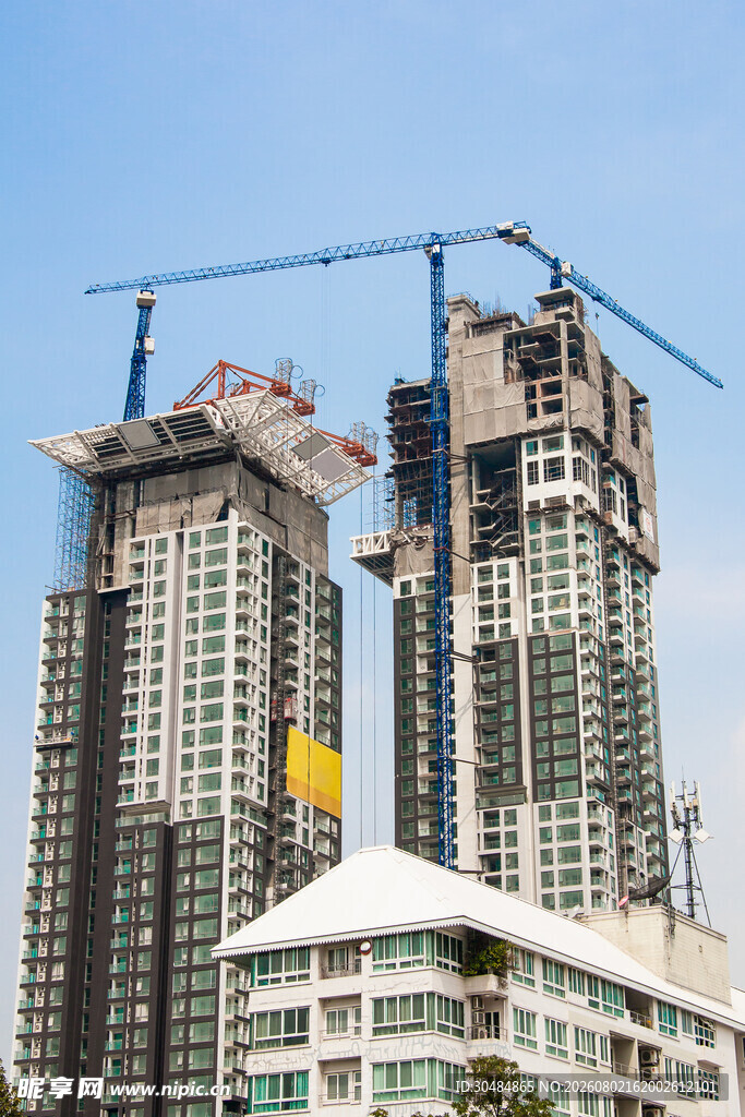 高楼建设中的施工现场