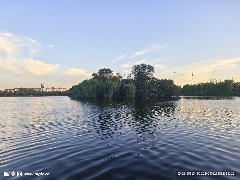 湖畔黄昏美景