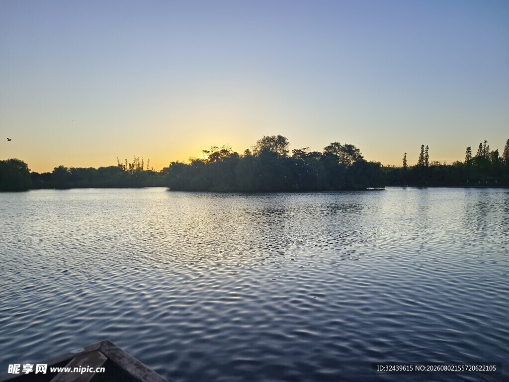 湖畔夕阳美景
