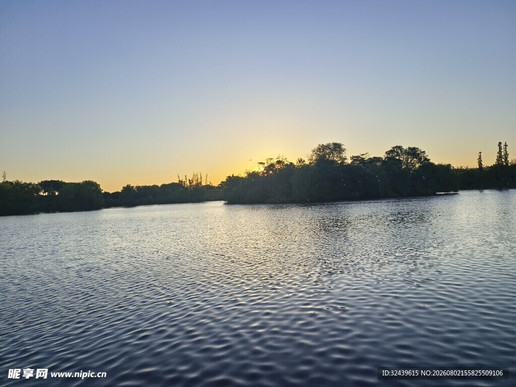 湖畔黄昏美景