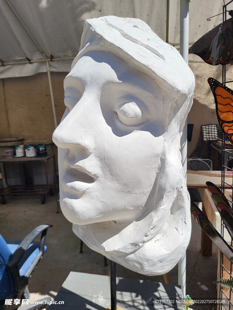 白色人脸雕塑作品