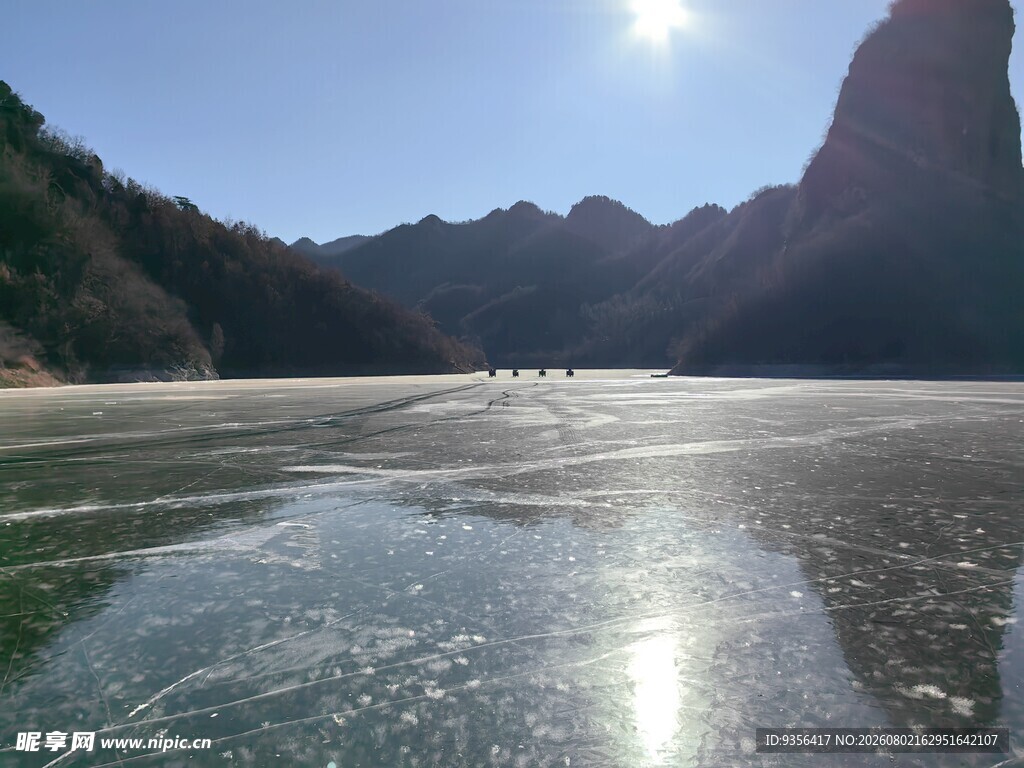 山间清湖映暖阳