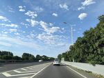 公路上的行驶景象