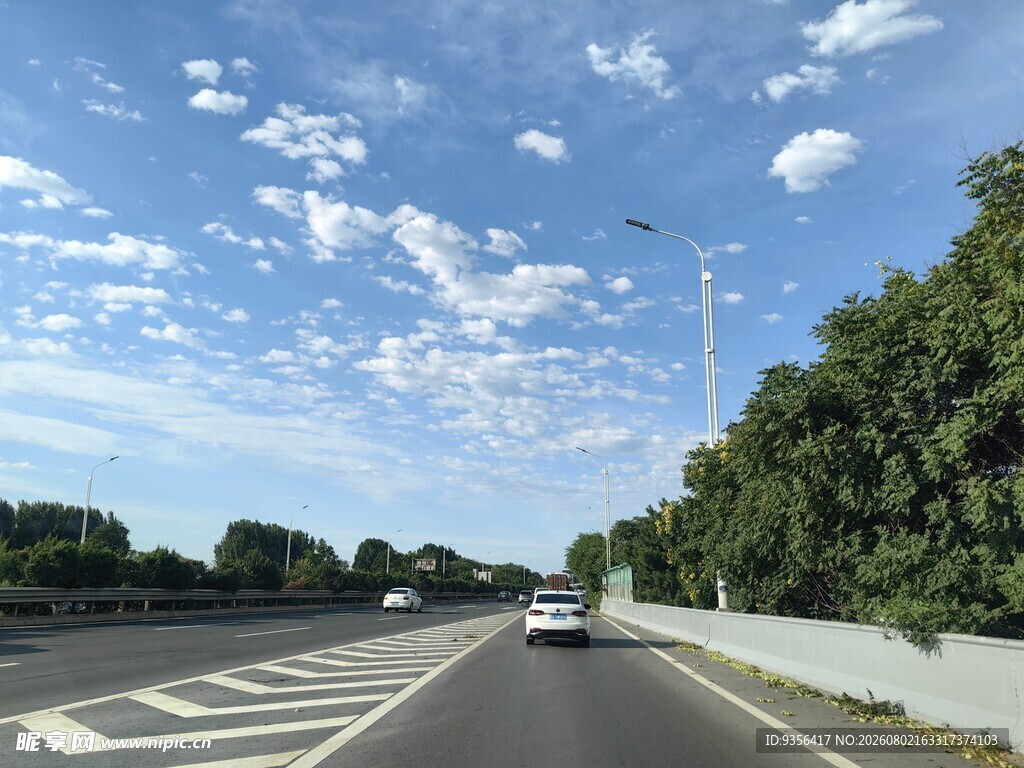 公路上的行驶景象