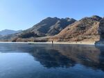 平静湖水映远山