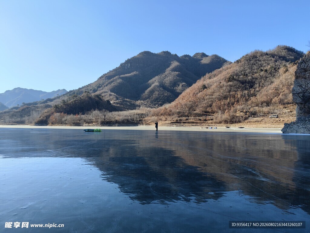 平静湖水映远山