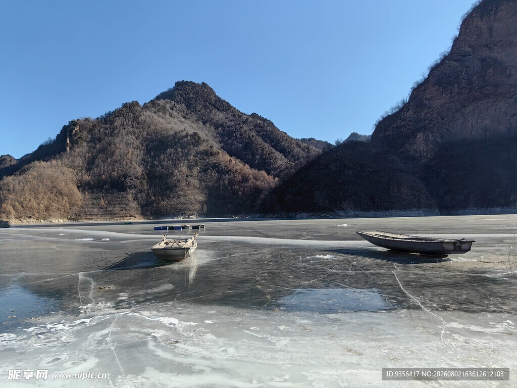 冰封湖面