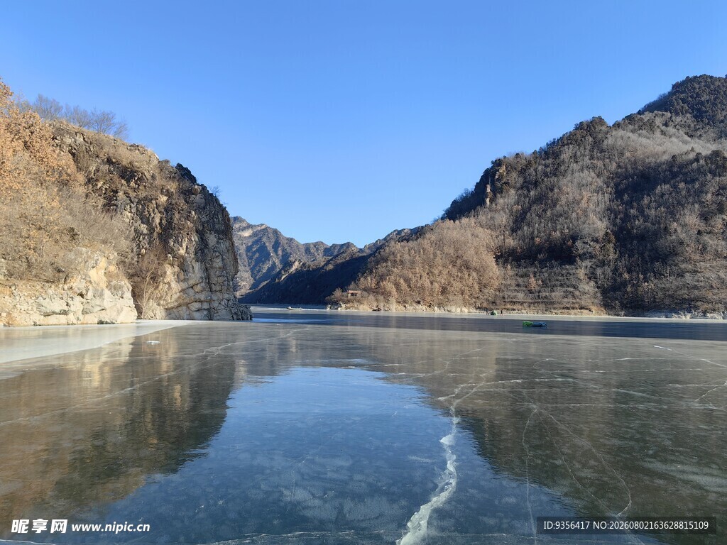 山峦倒影