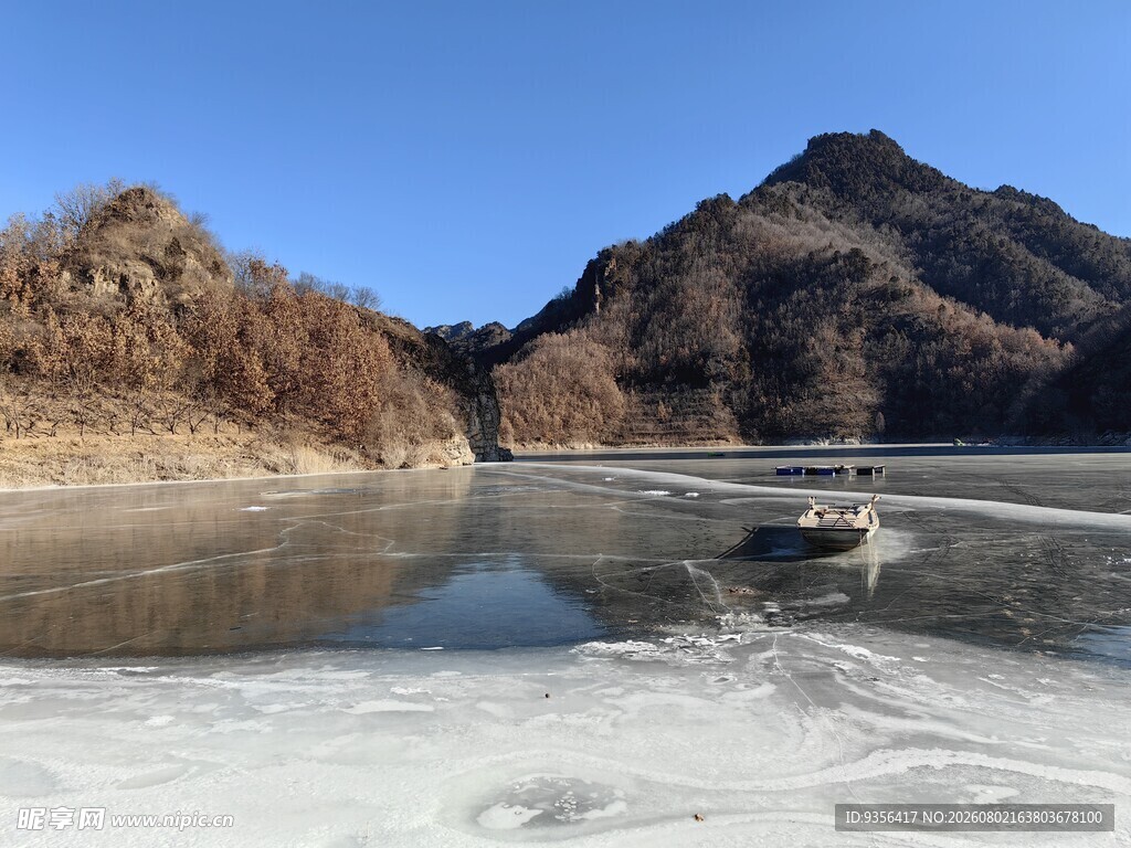 冬日冰封山水景