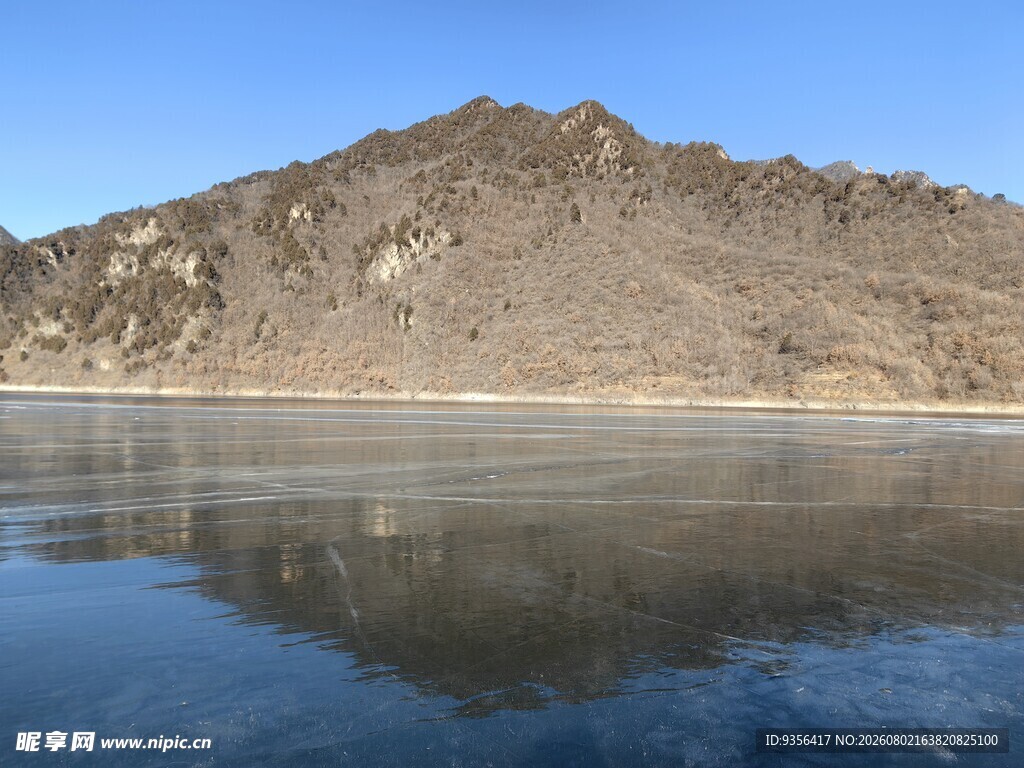 平静湖水映远山
