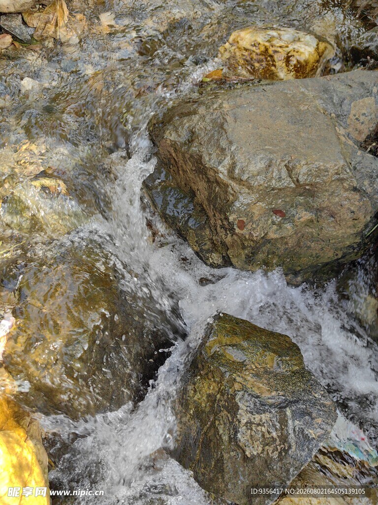 山间溪流潺潺过石