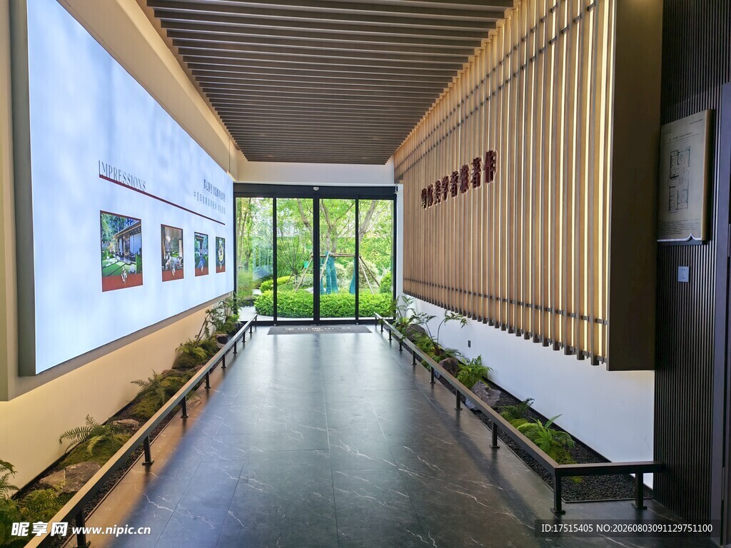 宽敞明亮的室内展览空间