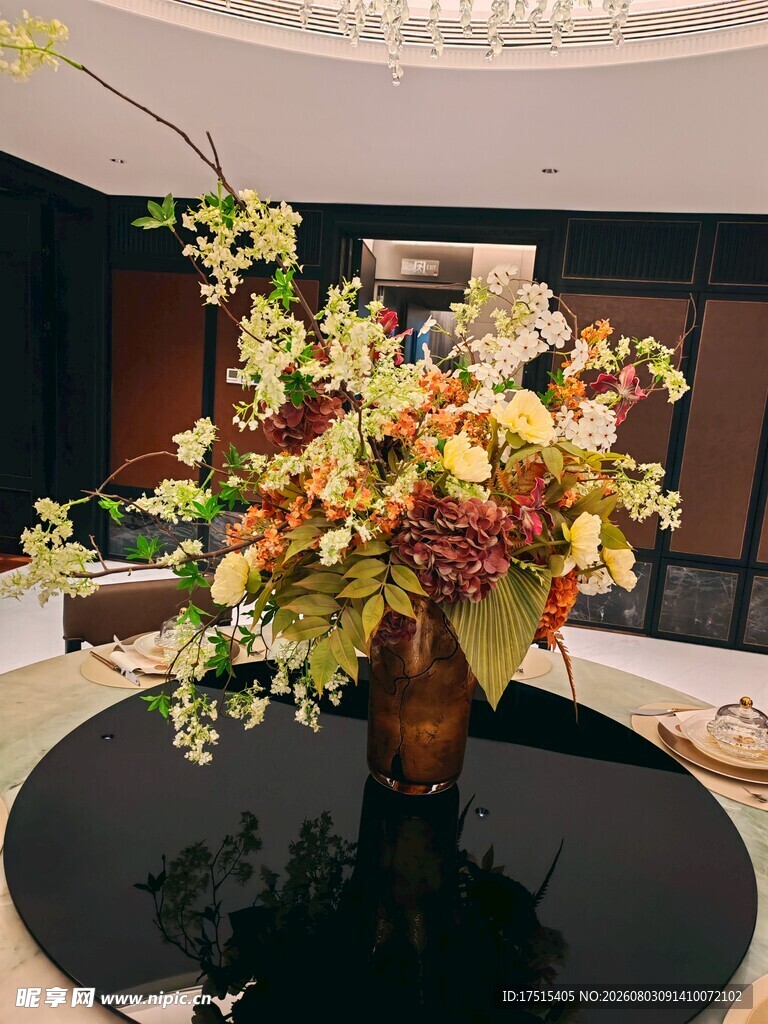 精美插花装饰于圆桌之上