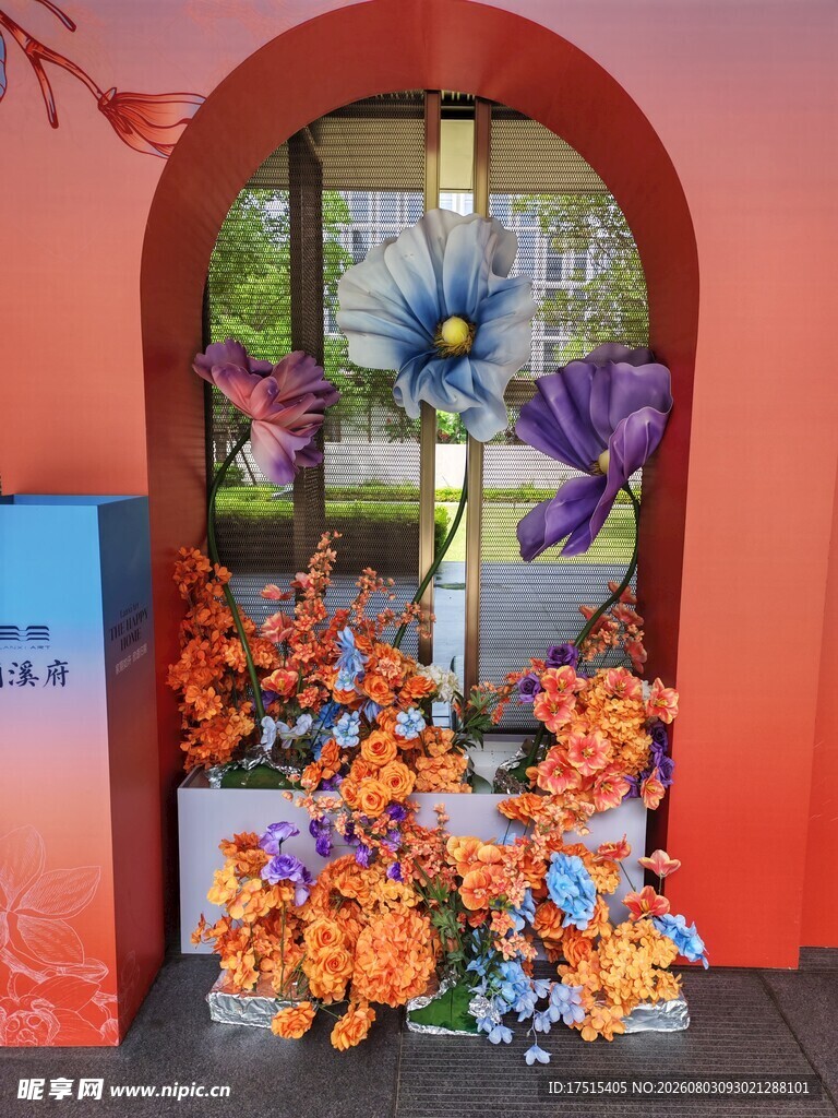 拱门旁绚丽多彩的花卉组合