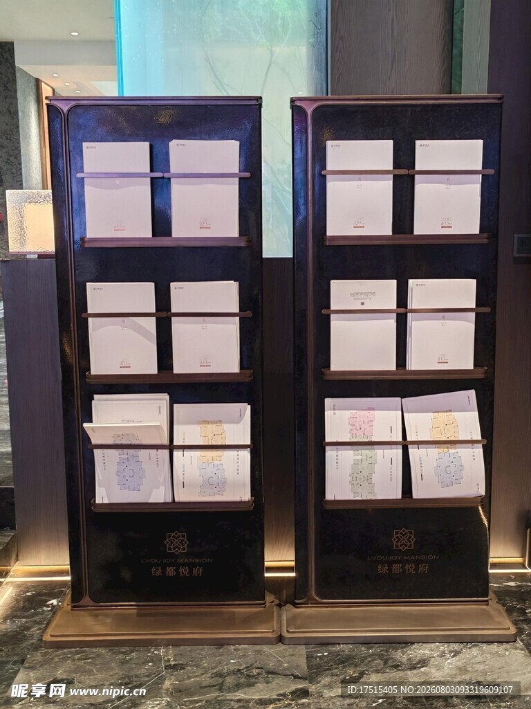展示柜中的陈列物品