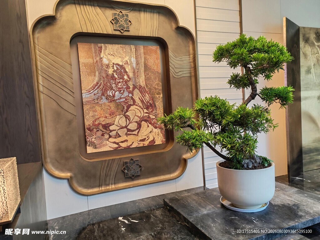 中式装饰画旁的精致盆栽