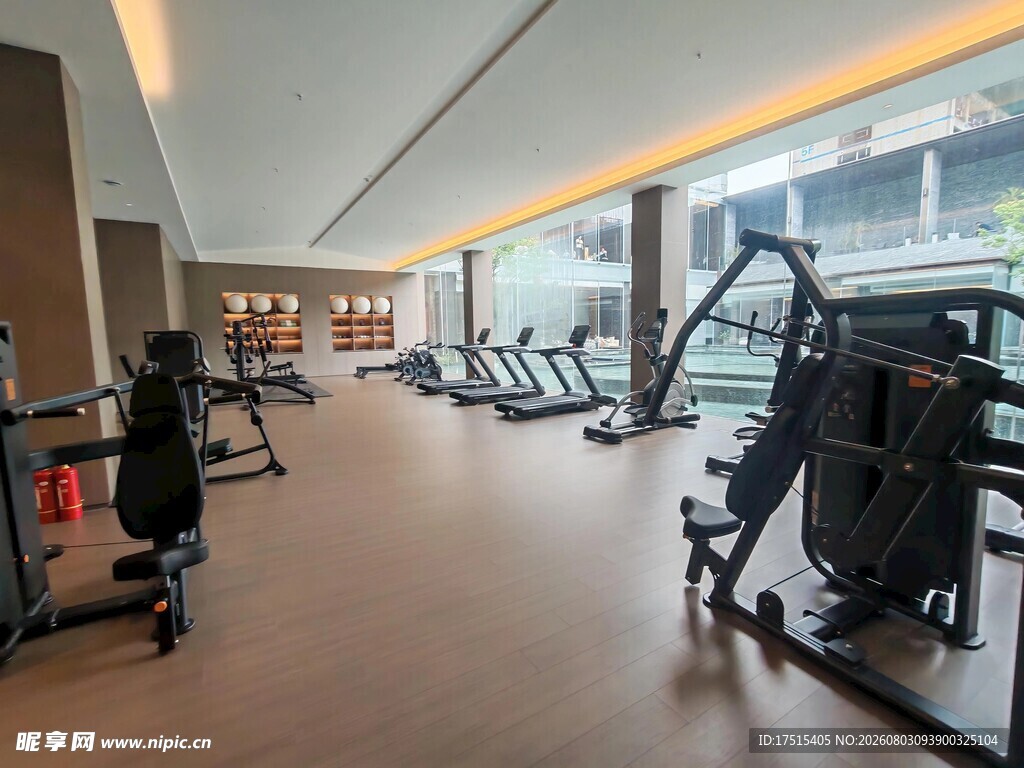 现代健身房内景设备展示