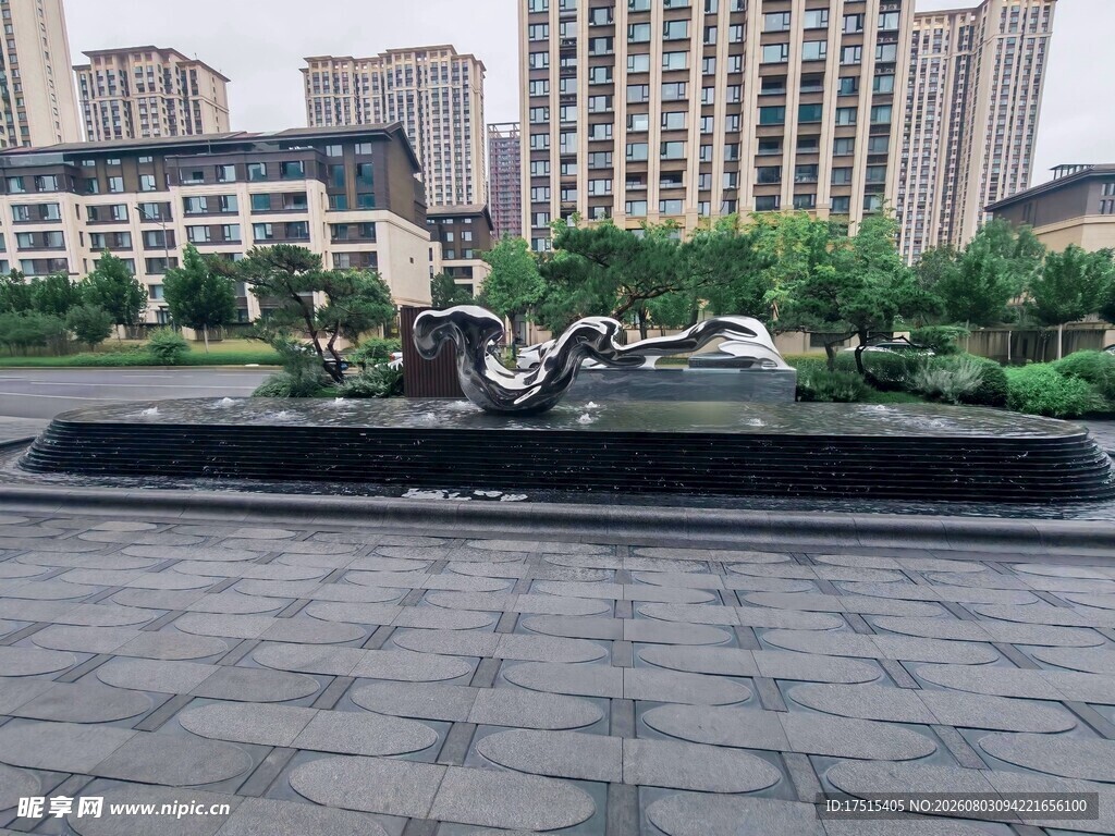 城市广场中的雕塑景观