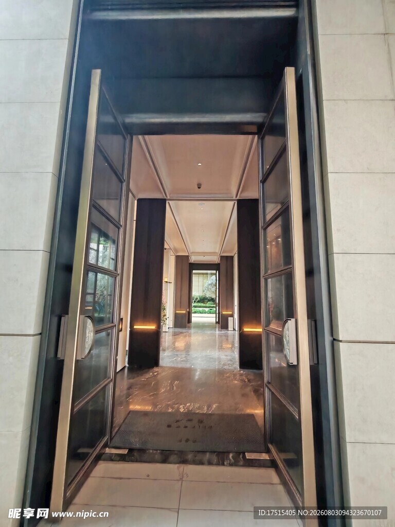 现代简约风格电梯内部空间