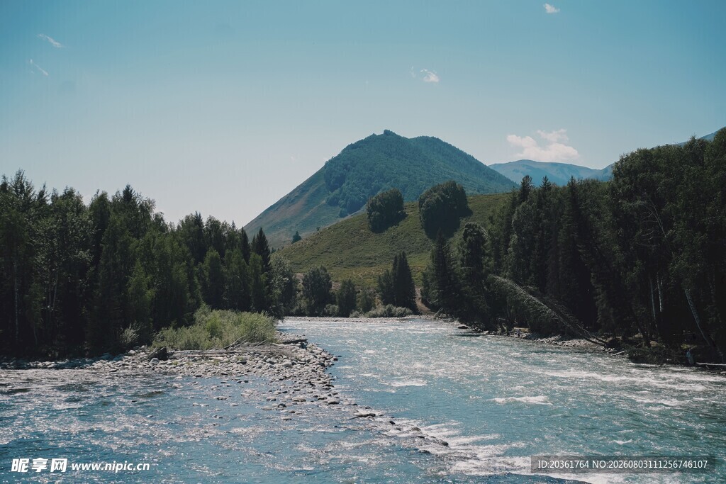 山间河流与葱郁林木景观
