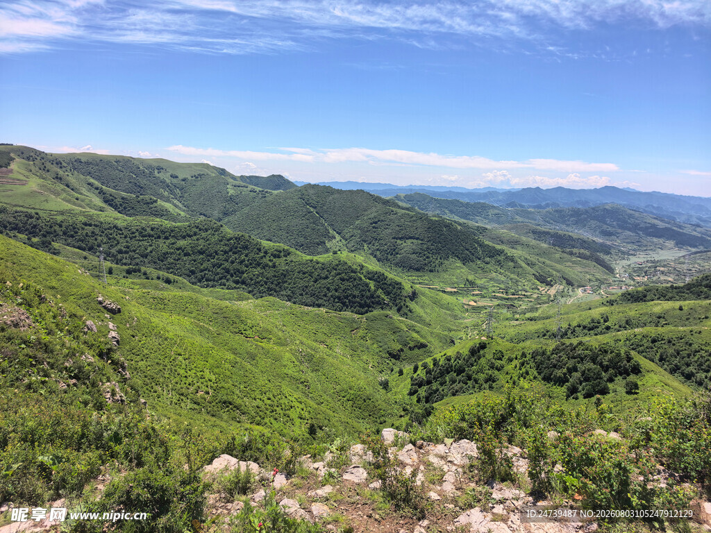青山绿野间的壮阔自然景观