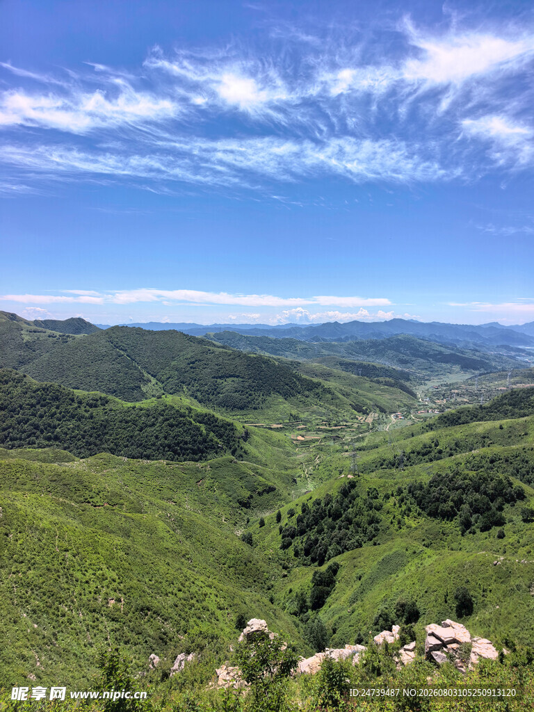 青山蓝天间的秀丽山谷