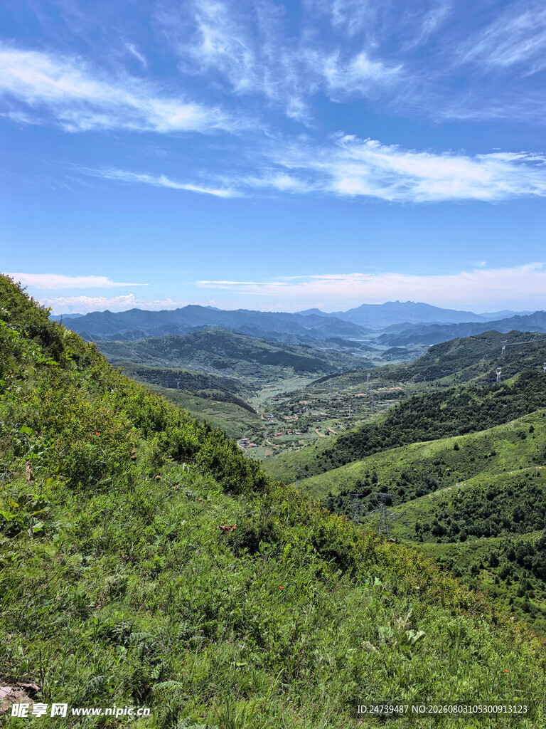 青山绿野间的壮阔山景