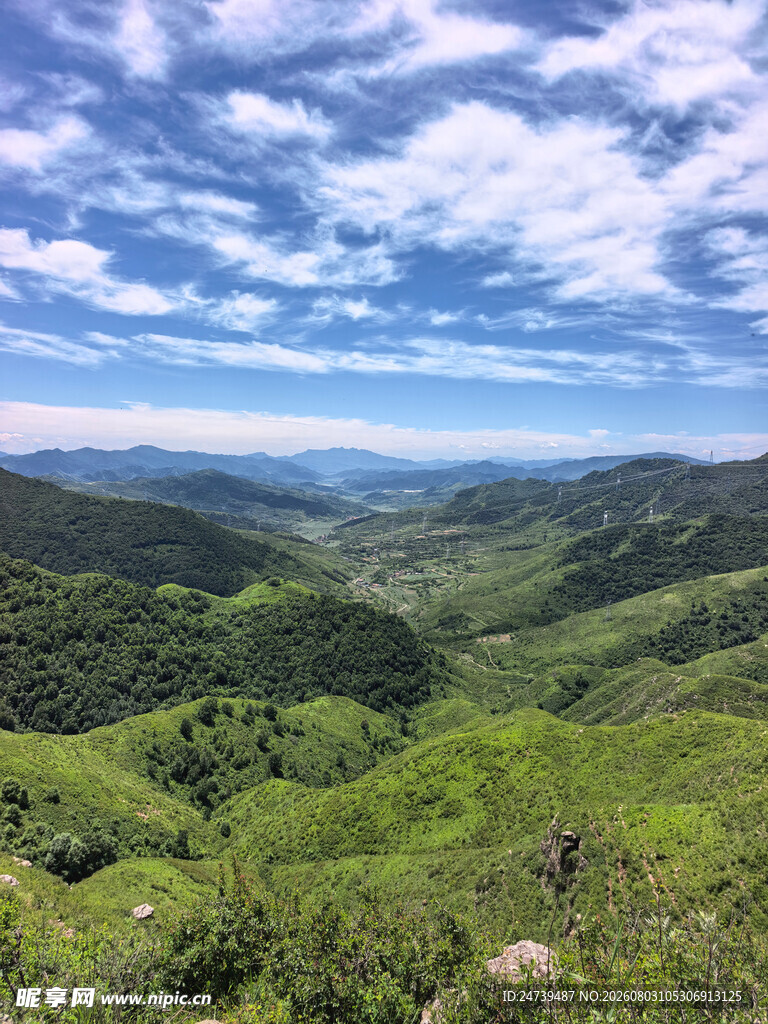 青山绿野间的壮阔自然景观