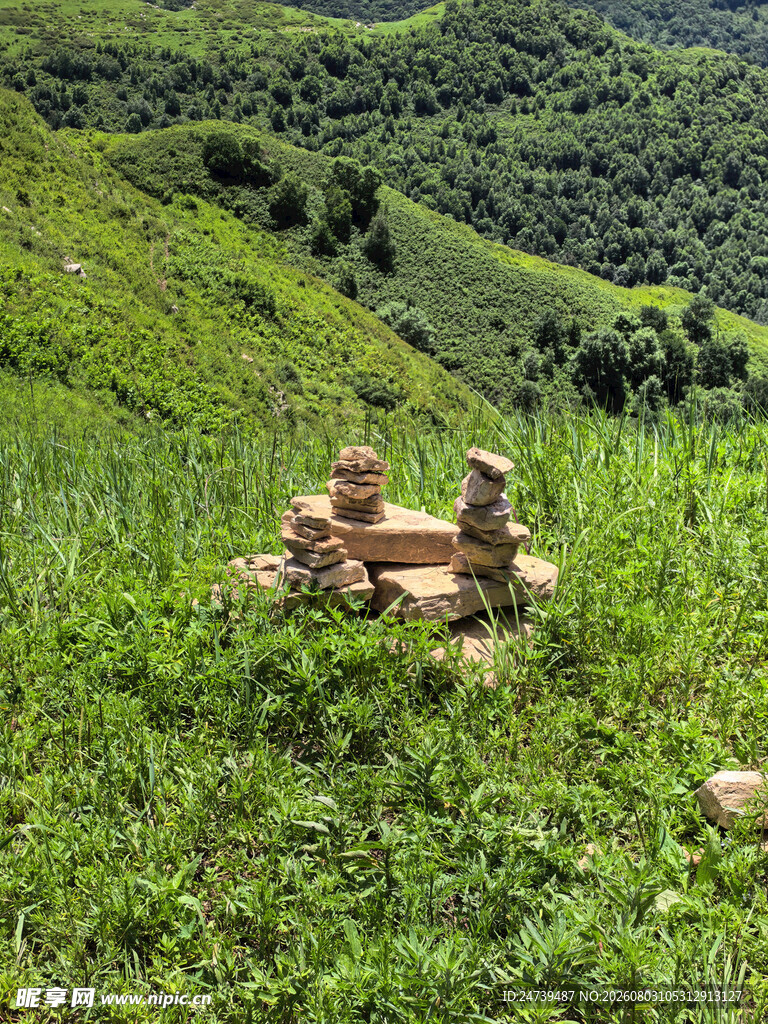 山间草地上的石堆景观