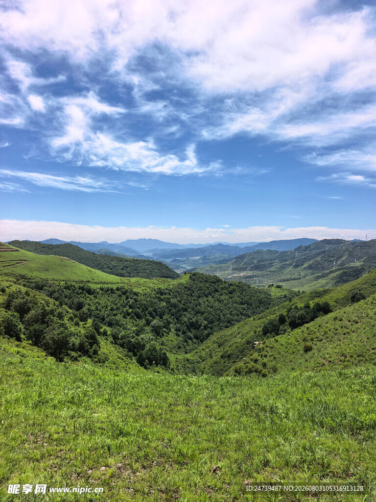 青山绿野间的开阔美景