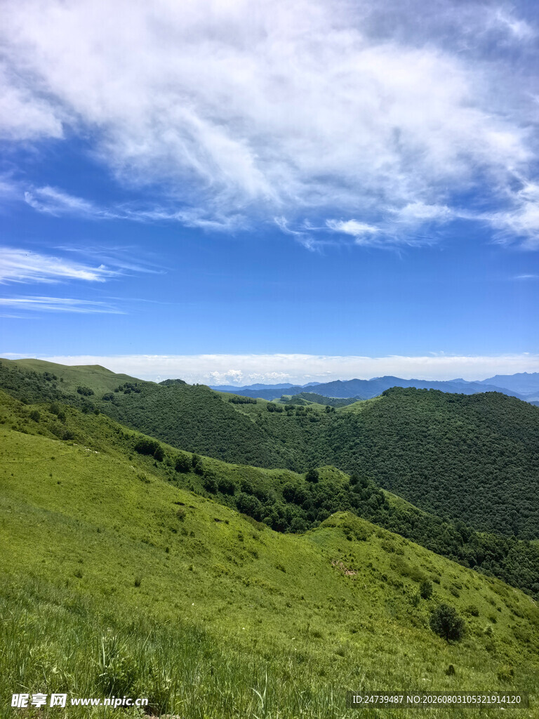 青山绿野间的蓝天美景